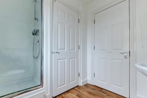 17 Shanklin Road Bathroom 1 (2)