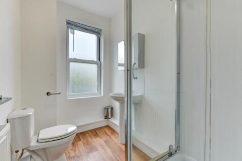 17 Shanklin Road Bathroom 2 (2)