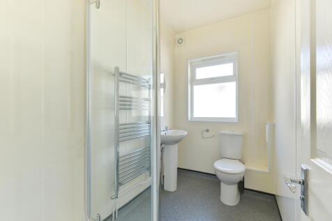 78 Brading Road Bathroom 2