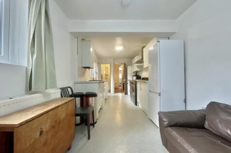 50 Beaconsfield Road - Lounge (1)