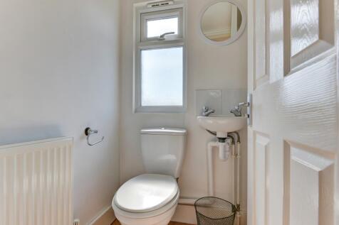 G4 83 Brading Road Toilet