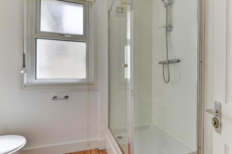 99 Brading Road Bathroom