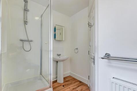99 Brading Road Bathroom (4)