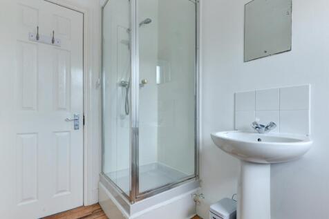 99 Brading Road Bathroom (3)
