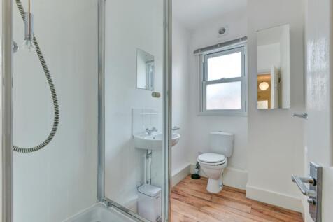 99 Brading Road Bathroom (2)