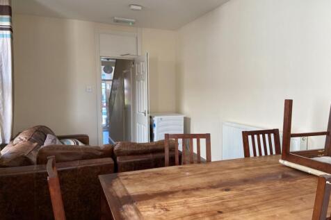 16 Hollingbury Road Kitchen Lounge Area (2)