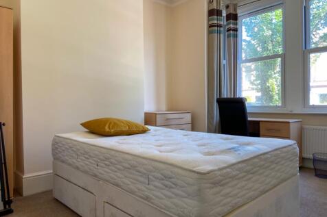 16 Hollingbury Road Bedroom 1 (3)