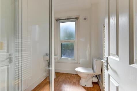 8 Hollingbury Park Avenue Bathroom 2