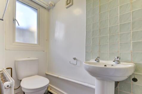 8 DeMontfort Road Bathroom