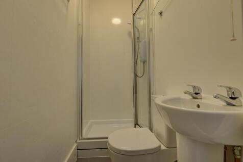 8 DeMontfort Road Shower Room