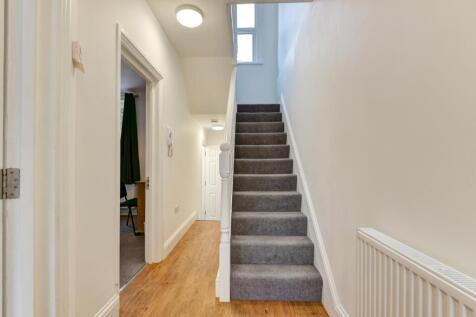 28 Gordon Road hallway stairs