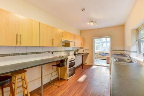 84 Brading Road Kitchen (3)