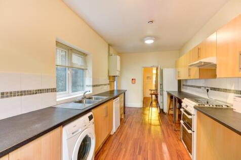 84 Brading Road Kitchen (2)