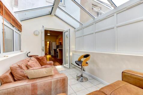 84 Brading Road Lounge