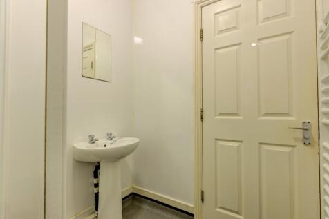 84 Brading Road Bathroom 1 (2)