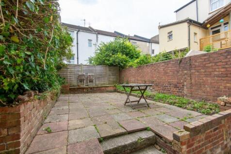 23 Caledonian Road Outside Area (2)