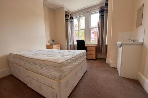 19 Hollingbury Park Avenue - Bedroom 1 (1)