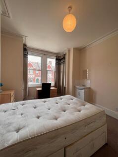 19 Hollingbury Park Avenue - Bedroom 1 (2)