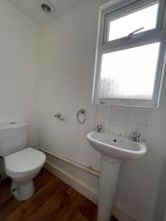 19 Hollingbury Park Avenue -  WC (2)
