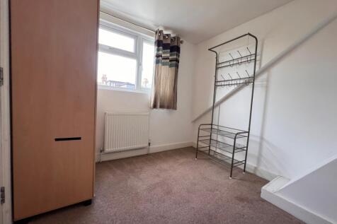 19 Hollingbury Park Avenue - Bedroom 6 (3)