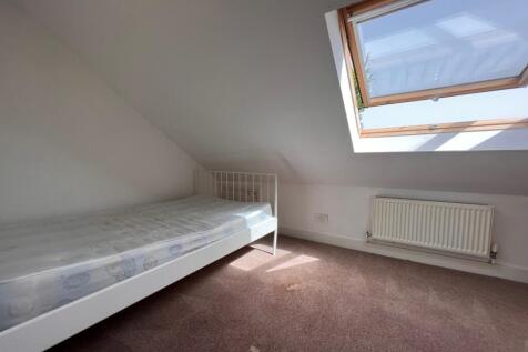 19 Hollingbury Park Avenue - Bedroom 6 (4)