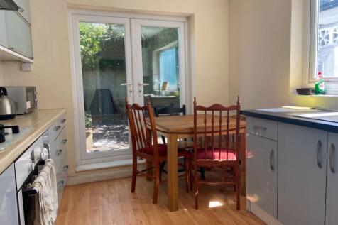 64 Brading Road Kitchen (2)
