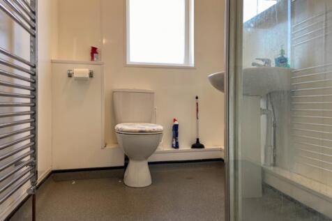 64 Brading Road Bathroom