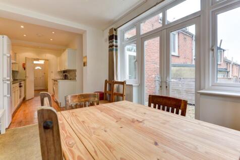 101 Coombe Road Dining Area