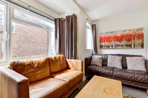 2 Bristol Gardens Living Room