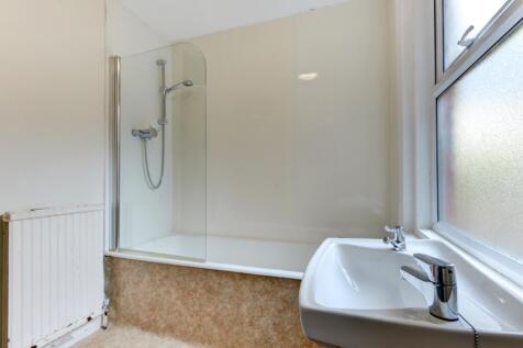 73 Hythe Road Bathroom (1)