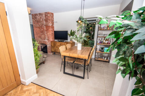 FAMILY ROOM/ DINI...