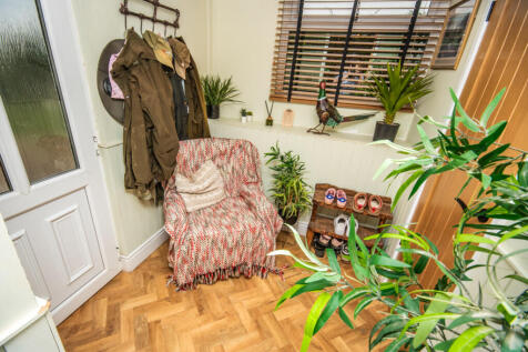 SNUG/BOOT ROOM WI...