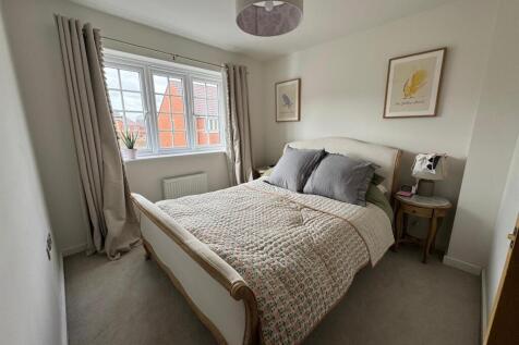 Bedroom 1 (2).jpg