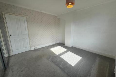 Bedroom 1 (2).jpg