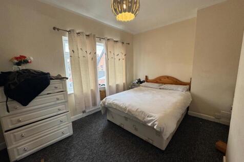 Bedroom 1.jpg