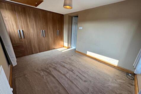 Bedroom 1 (4).jpg