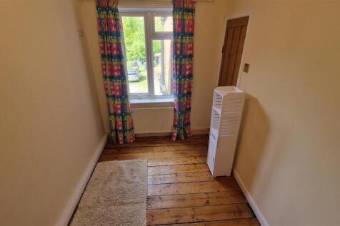 Rear bedroom