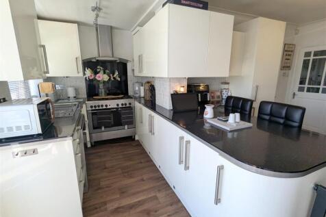 Kitchen 1.jpg