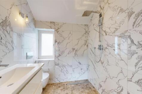 En-Suite to Bedroom 1