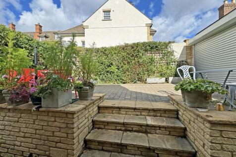 Courtyard Garden - Off Road Parking