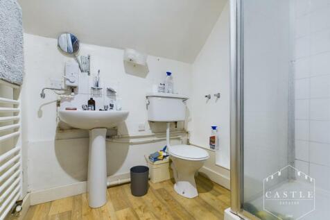 SECOND FLOOR APARTMENT - BATHROOM
