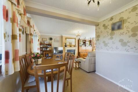 L SHAPED LOUNGE/DINING ROOM