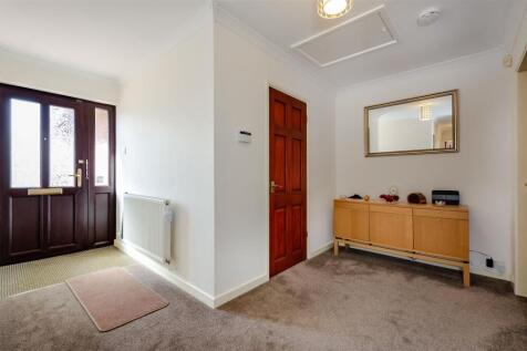 T SHAPED ENTRANCE HALL