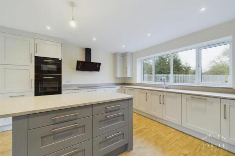 STUNNING OPEN PLAN LIVING / KITCHEN / DINING ROOM