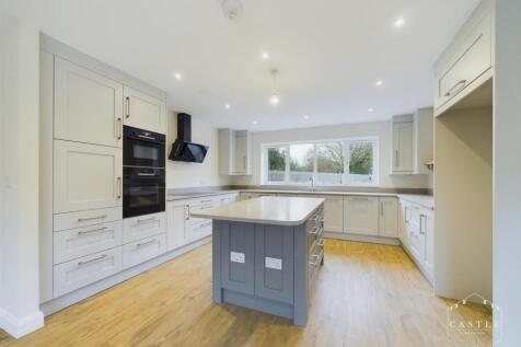 STUNNING OPEN PLAN LIVING / KITCHEN / DINING ROOM