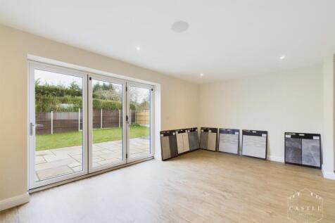 STUNNING OPEN PLAN LIVING / KITCHEN / DINING ROOM