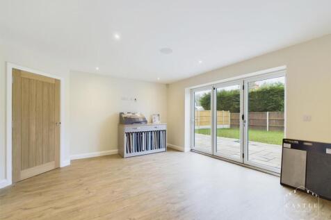 STUNNING OPEN PLAN LIVING / KITCHEN / DINING ROOM