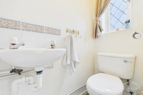 GUEST CLOAKROOM