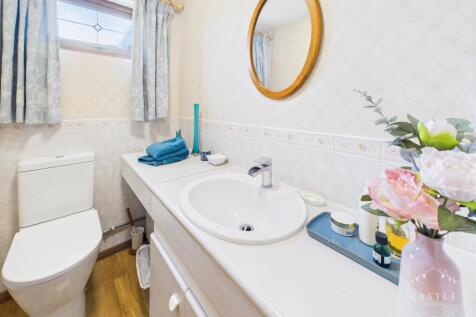 GUEST CLOAKROOM