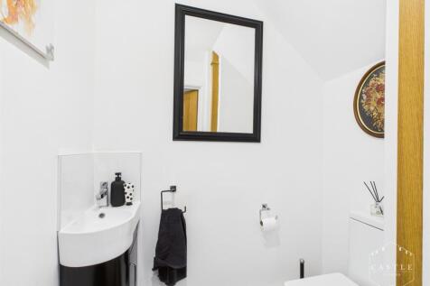 GUEST CLOAKROOM